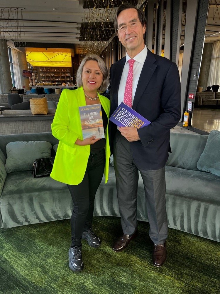 Blanca Mery Sánchez con el Dr. Mario Alonso Puig