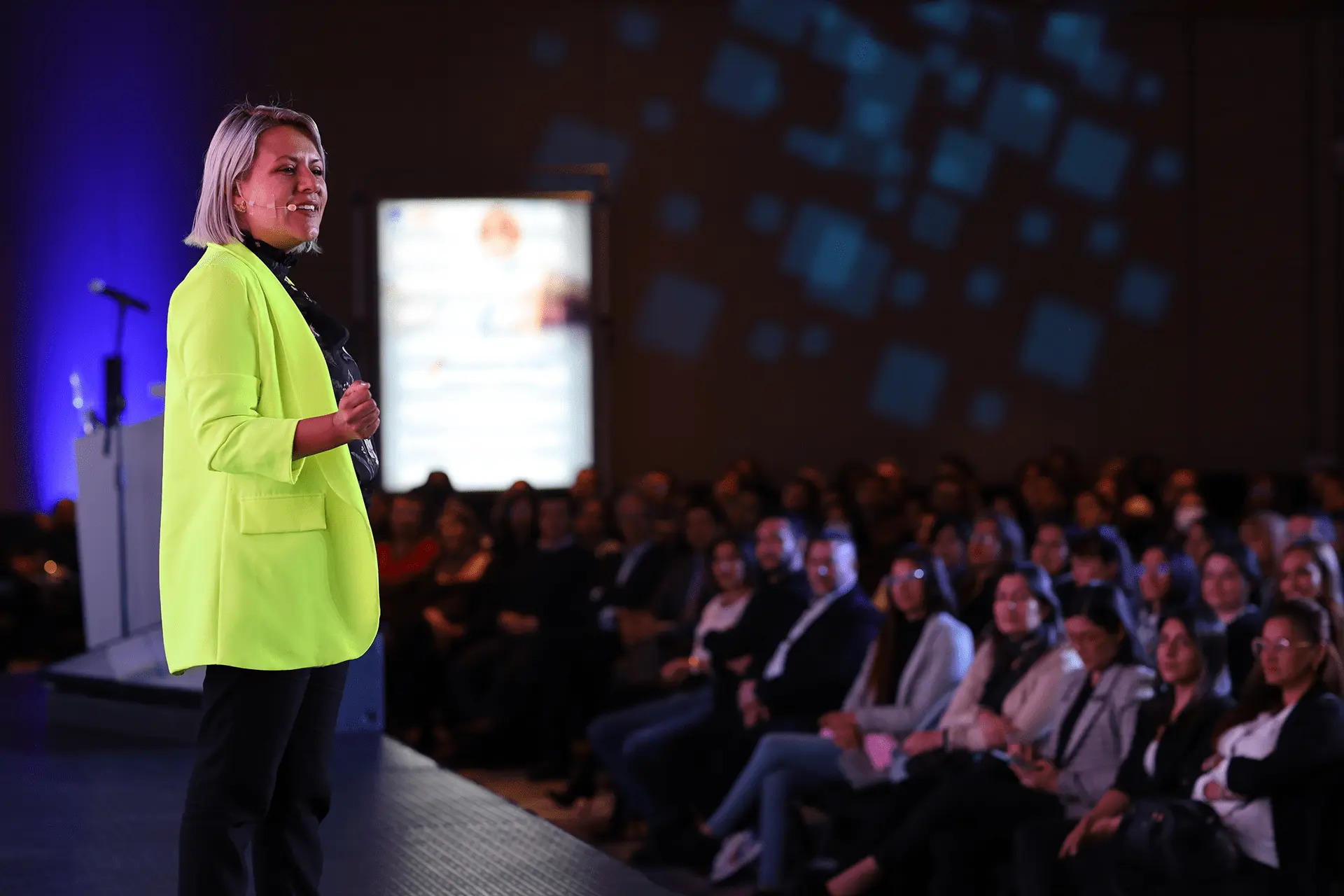 Blanca Mery Sánchez durante una conferencia ante cientos de personas